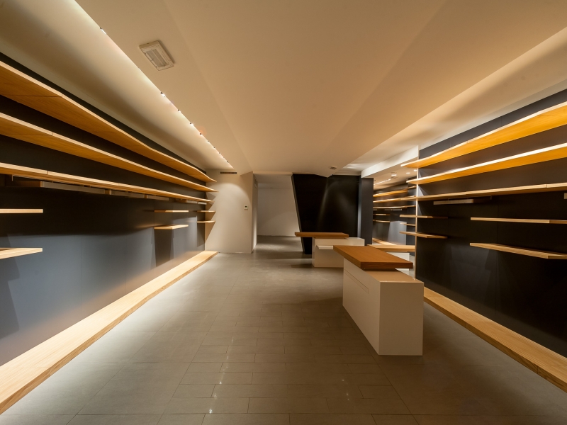 Arredamento e mobili in legno per attività commerciali